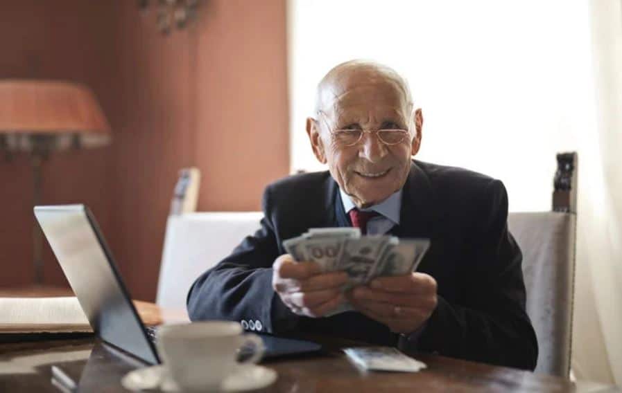 70% OF RETIREES ADVISE THEIR YOUNGER SELVES TO START SAVING EARLIER