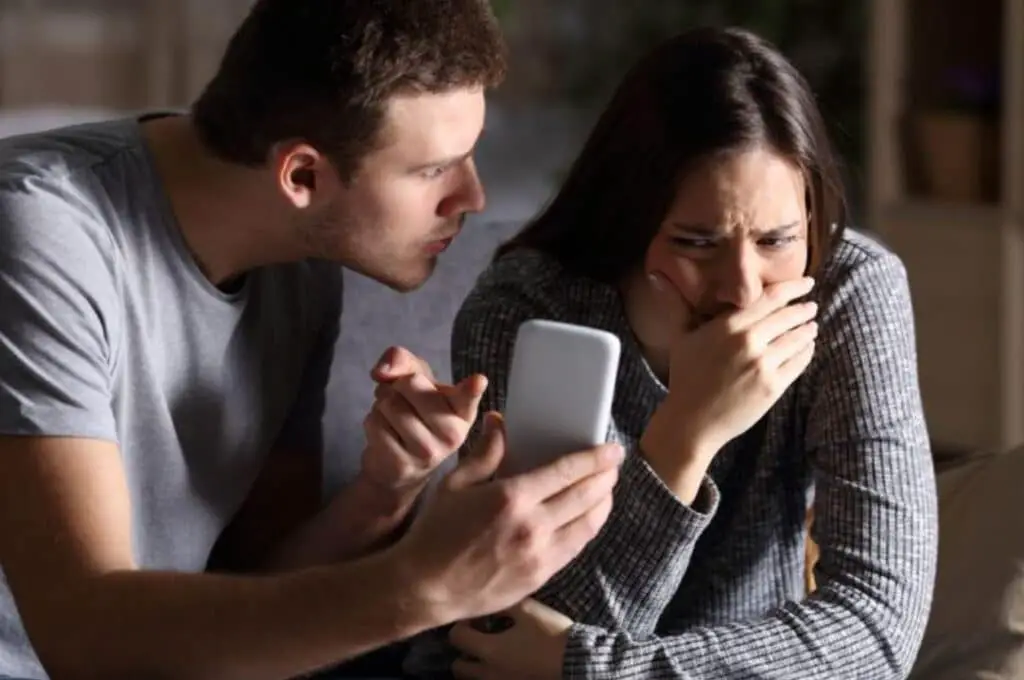 4 Red Flags in a Relationship You Should Never Ignore