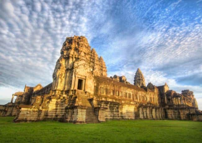 THE WORLD'S TOP TEN MOST AMAZING TEMPLES