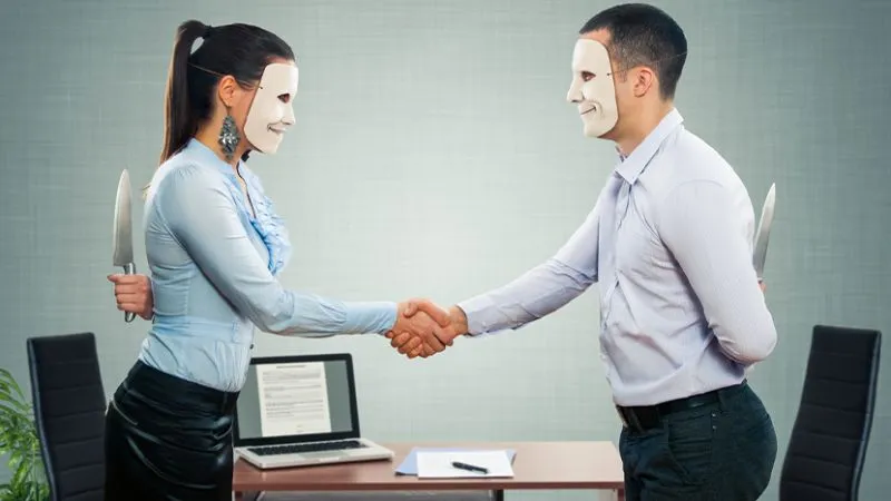 Smiling Faces, Hidden Knives: How to Spot Workplace Deception ??