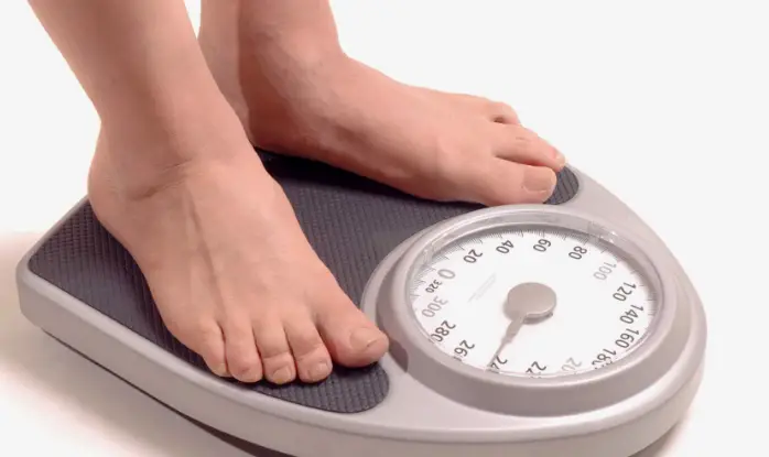 "Illustration of rapid weight loss and abdominal swelling in liver failure patients, pointing to the need for diagnostic imaging and private health insurance."